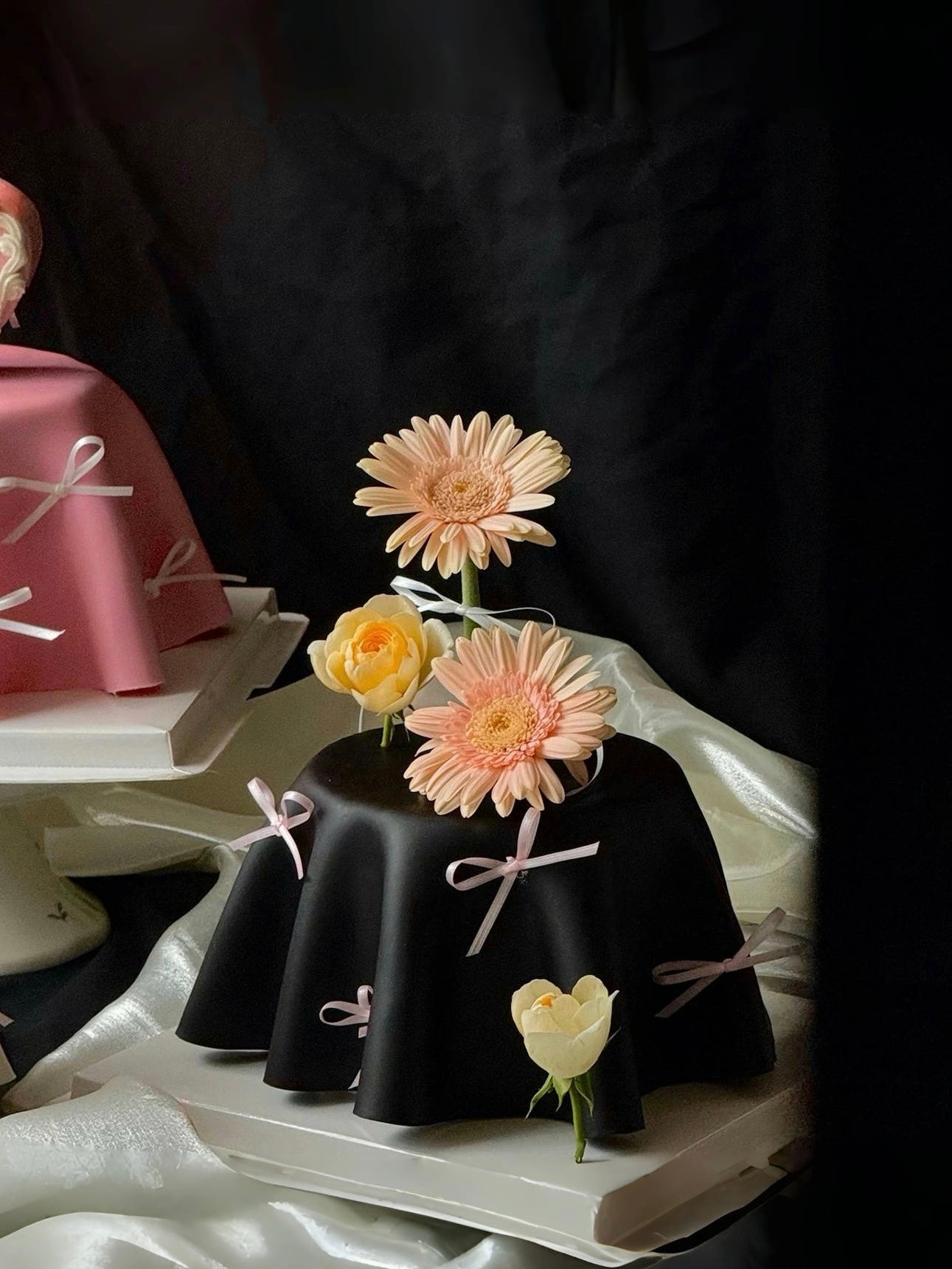 黑色桌布鮮花蛋糕