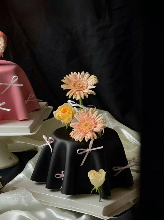 黑色桌布鮮花蛋糕